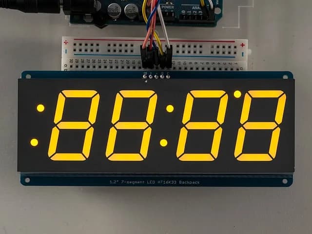 Adafruit 1,2-дюймовый 4-значный 7-сегментный дисплей с рюкзаком I2C — желтый