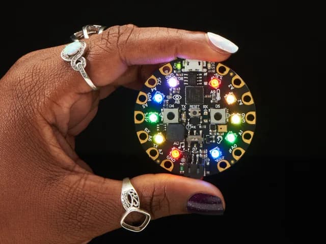 Circuit Playground Express - КОД для черных девушек