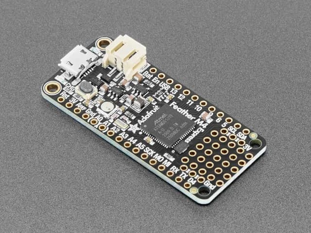 Adafruit Feather M4 Express — с ATSAMD51