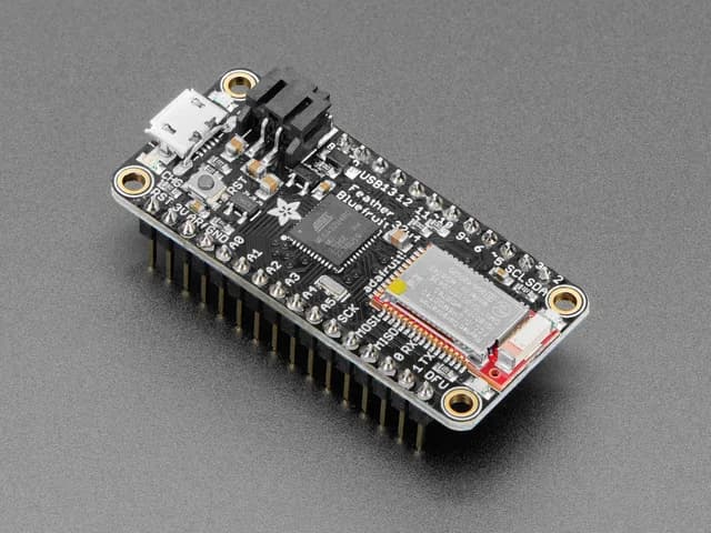 Adafruit Feather 32u4 Bluefruit LE с жатками — в сборе